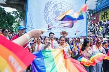 Bangkok, Tayland - 1 Haziran 2025 Bangkok Onur Festivali 2025, İnsanların kısa eylem ve atmosferi etkinliğe katılıyor. Cinsiyet farklılığı, yaş, ırk ya da din ayrımı yok.
