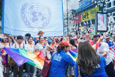 Bangkok, Tayland - 1 Haziran 2025 Bangkok Onur Festivali 2025, İnsanların kısa eylem ve atmosferi etkinliğe katılıyor. Cinsiyet farklılığı, yaş, ırk ya da din ayrımı yok.