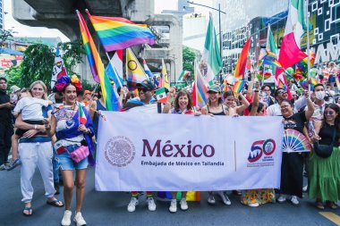 Bangkok, Tayland - 1 Haziran 2025 Bangkok Onur Festivali 2025, İnsanların kısa eylem ve atmosferi etkinliğe katılıyor. Cinsiyet farklılığı, yaş, ırk ya da din ayrımı yok.