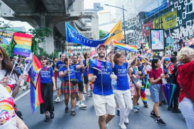 Bangkok, Tayland - 1 Haziran 2025 Bangkok Onur Festivali 2025, İnsanların kısa eylem ve atmosferi etkinliğe katılıyor. Cinsiyet farklılığı, yaş, ırk ya da din ayrımı yok.