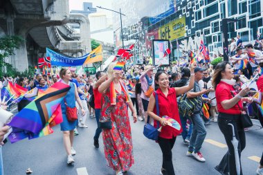 Bangkok, Tayland - 1 Haziran 2025 Bangkok Onur Festivali 2025, İnsanların kısa eylem ve atmosferi etkinliğe katılıyor. Cinsiyet farklılığı, yaş, ırk ya da din ayrımı yok.