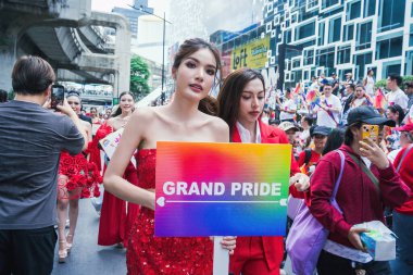 Bangkok, Tayland - 1 Haziran 2025 Bangkok Onur Festivali 2025, İnsanların kısa eylem ve atmosferi etkinliğe katılıyor. Cinsiyet farklılığı, yaş, ırk ya da din ayrımı yok.