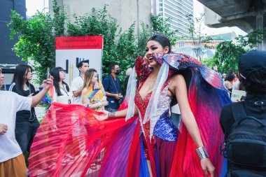 Bangkok, Tayland - 1 Haziran 2025 Bangkok Onur Festivali 2025, İnsanların kısa eylem ve atmosferi etkinliğe katılıyor. Cinsiyet farklılığı, yaş, ırk ya da din ayrımı yok.