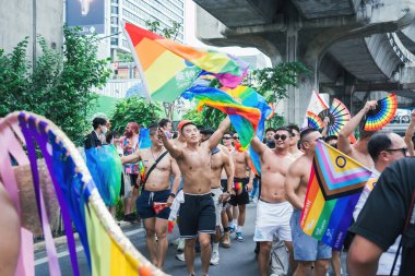 Bangkok, Tayland - 1 Haziran 2025 Bangkok Onur Festivali 2025, İnsanların kısa eylem ve atmosferi etkinliğe katılıyor. Cinsiyet farklılığı, yaş, ırk ya da din ayrımı yok.