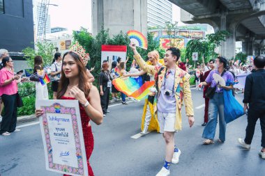 Bangkok, Tayland - 1 Haziran 2025 Bangkok Onur Festivali 2025, İnsanların kısa eylem ve atmosferi etkinliğe katılıyor. Cinsiyet farklılığı, yaş, ırk ya da din ayrımı yok.