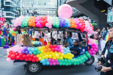Bangkok, Tayland - 1 Haziran 2025 Bangkok Onur Festivali 2025, İnsanların kısa eylem ve atmosferi etkinliğe katılıyor. Cinsiyet farklılığı, yaş, ırk ya da din ayrımı yok.
