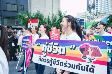 Bangkok, Tayland - 1 Haziran 2025 Bangkok Onur Festivali 2025, İnsanların kısa eylem ve atmosferi etkinliğe katılıyor. Cinsiyet farklılığı, yaş, ırk ya da din ayrımı yok.
