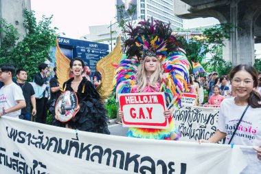 Bangkok, Tayland - 1 Haziran 2025 Bangkok Onur Festivali 2025, İnsanların kısa eylem ve atmosferi etkinliğe katılıyor. Cinsiyet farklılığı, yaş, ırk ya da din ayrımı yok.
