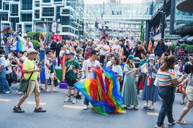 Bangkok, Tayland - 1 Haziran 2025 Bangkok Onur Festivali 2025, İnsanların kısa eylem ve atmosferi etkinliğe katılıyor. Cinsiyet farklılığı, yaş, ırk ya da din ayrımı yok.