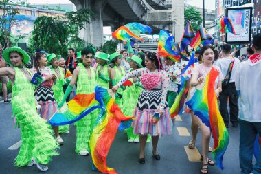 Bangkok, Tayland - 1 Haziran 2025 Bangkok Onur Festivali 2025, İnsanların kısa eylem ve atmosferi etkinliğe katılıyor. Cinsiyet farklılığı, yaş, ırk ya da din ayrımı yok.