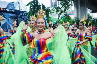 Bangkok, Tayland - 1 Haziran 2025 Bangkok Onur Festivali 2025, İnsanların kısa eylem ve atmosferi etkinliğe katılıyor. Cinsiyet farklılığı, yaş, ırk ya da din ayrımı yok.