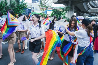 Bangkok, Tayland - 1 Haziran 2025 Bangkok Onur Festivali 2025, İnsanların kısa eylem ve atmosferi etkinliğe katılıyor. Cinsiyet farklılığı, yaş, ırk ya da din ayrımı yok.