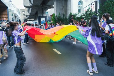 Bangkok, Tayland - 1 Haziran 2025 Bangkok Onur Festivali 2025, İnsanların kısa eylem ve atmosferi etkinliğe katılıyor. Cinsiyet farklılığı, yaş, ırk ya da din ayrımı yok.