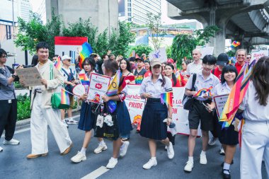 Bangkok, Tayland - 1 Haziran 2025 Bangkok Onur Festivali 2025, İnsanların kısa eylem ve atmosferi etkinliğe katılıyor. Cinsiyet farklılığı, yaş, ırk ya da din ayrımı yok.