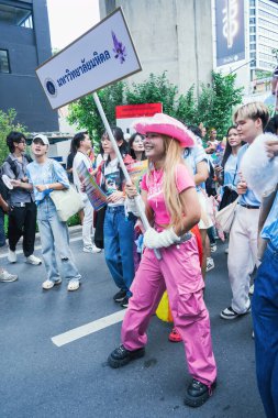 Bangkok, Tayland - 1 Haziran 2025 Bangkok Onur Festivali 2025, İnsanların kısa eylem ve atmosferi etkinliğe katılıyor. Cinsiyet farklılığı, yaş, ırk ya da din ayrımı yok.