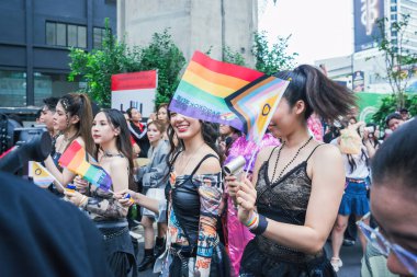 Bangkok, Tayland - 1 Haziran 2025 Bangkok Onur Festivali 2025, İnsanların kısa eylem ve atmosferi etkinliğe katılıyor. Cinsiyet farklılığı, yaş, ırk ya da din ayrımı yok.