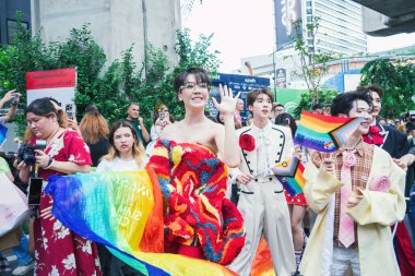 Bangkok, Tayland - 1 Haziran 2025 Bangkok Onur Festivali 2025, İnsanların kısa eylem ve atmosferi etkinliğe katılıyor. Cinsiyet farklılığı, yaş, ırk ya da din ayrımı yok.