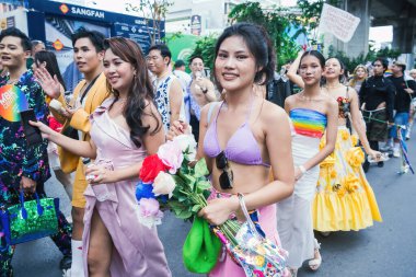 Bangkok, Tayland - 1 Haziran 2025 Bangkok Onur Festivali 2025, İnsanların kısa eylem ve atmosferi etkinliğe katılıyor. Cinsiyet farklılığı, yaş, ırk ya da din ayrımı yok.