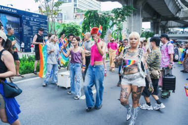 Bangkok, Tayland - 1 Haziran 2025 Bangkok Onur Festivali 2025, İnsanların kısa eylem ve atmosferi etkinliğe katılıyor. Cinsiyet farklılığı, yaş, ırk ya da din ayrımı yok.