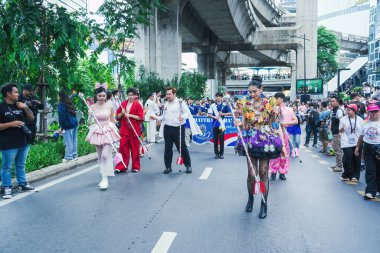 Bangkok, Tayland - 1 Haziran 2025 Bangkok Onur Festivali 2025, İnsanların kısa eylem ve atmosferi etkinliğe katılıyor. Cinsiyet farklılığı, yaş, ırk ya da din ayrımı yok.