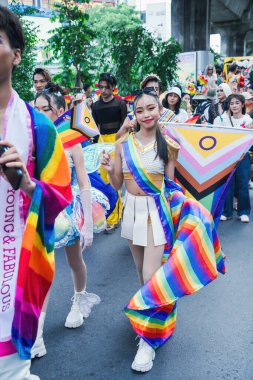 Bangkok, Tayland - 1 Haziran 2025 Bangkok Onur Festivali 2025, İnsanların kısa eylem ve atmosferi etkinliğe katılıyor. Cinsiyet farklılığı, yaş, ırk ya da din ayrımı yok.