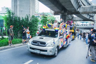 Bangkok, Tayland - 1 Haziran 2025 Bangkok Onur Festivali 2025, İnsanların kısa eylem ve atmosferi etkinliğe katılıyor. Cinsiyet farklılığı, yaş, ırk ya da din ayrımı yok.