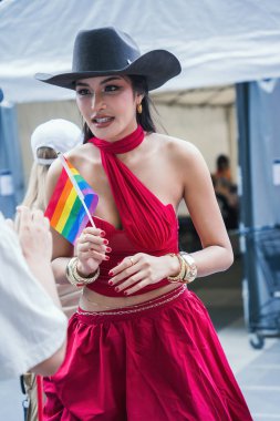 Bangkok, Tayland - 1 Haziran 2025 Bangkok Onur Festivali 2025, İnsanların kısa eylem ve atmosferi etkinliğe katılıyor. Cinsiyet farklılığı, yaş, ırk ya da din ayrımı yok.