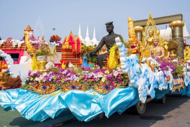 Sanam Luang, Bangkok, Tayland - APR 14, 2024 Songkran Festivali, Tayland Yeni Yıl ya da Songkran kutlamaları ve her eyaletten araba dekorasyon yarışmalarına katılan insanların kısa eylemi.
