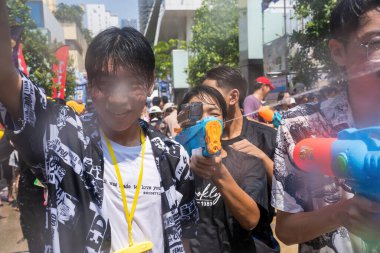Siam Meydanı, Bangkok, Tayland - APR 15, 2024 Songkran Festivali, insanların kısa eylemi, Tayland Yeni Yılı kutlamalarına katıldı. Songkran sırasında sırılsıklam olmuş..