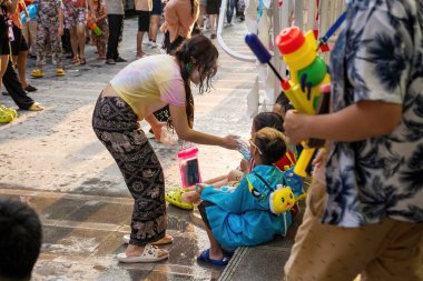 Siam Meydanı, Bangkok, Tayland - APR 15, 2024 Songkran Festivali, insanların kısa eylemi, Tayland Yeni Yılı kutlamalarına katıldı. Songkran sırasında sırılsıklam olmuş..