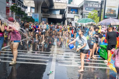 Silom, Bangkok, Tayland - APR 12, 2025 Songkran Festivali, Tayland Yeni Yılı kutlamalarına katılan insanların kısa eylemi. Sıçrama ve toz vardı. Songkran sırasında insanlar sırılsıklam oluyor..