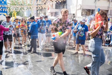 Khao San Road, Bangkok, Tayland - APR 13, 2025 Songkran Festivali, insanların kısa eylemi, Tayland Yeni Yılı kutlamalarına katıldı. Songkran sırasında sırılsıklam olmuş..