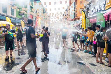 Khao San Road, Bangkok, Tayland - APR 13, 2025 Songkran Festivali, insanların kısa eylemi, Tayland Yeni Yılı kutlamalarına katıldı. Songkran sırasında sırılsıklam olmuş..