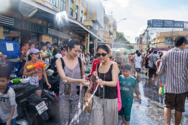 Khao San Road, Bangkok, Tayland - APR 13, 2025 Songkran Festivali, insanların kısa eylemi, Tayland Yeni Yılı kutlamalarına katıldı. Songkran sırasında sırılsıklam olmuş..