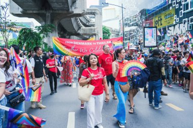 Bangkok, Tayland - 1 Haziran 2025 Bangkok Onur Festivali 2025, İnsanların kısa eylem ve atmosferi etkinliğe katılıyor. Cinsiyet farklılığı, yaş, ırk ya da din ayrımı yok.