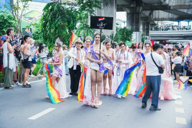Bangkok, Tayland - 1 Haziran 2025 Bangkok Onur Festivali 2025, İnsanların kısa eylem ve atmosferi etkinliğe katılıyor. Cinsiyet farklılığı, yaş, ırk ya da din ayrımı yok.