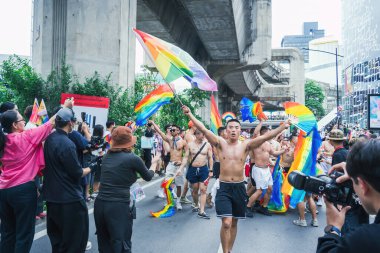 Bangkok, Tayland - 1 Haziran 2025 Bangkok Onur Festivali 2025, İnsanların kısa eylem ve atmosferi etkinliğe katılıyor. Cinsiyet farklılığı, yaş, ırk ya da din ayrımı yok.