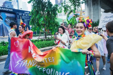 Bangkok, Tayland - 1 Haziran 2025 Bangkok Onur Festivali 2025, İnsanların kısa eylem ve atmosferi etkinliğe katılıyor. Cinsiyet farklılığı, yaş, ırk ya da din ayrımı yok.