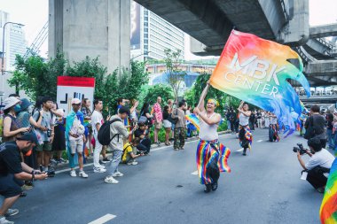 Bangkok, Tayland - 1 Haziran 2025 Bangkok Onur Festivali 2025, İnsanların kısa eylem ve atmosferi etkinliğe katılıyor. Cinsiyet farklılığı, yaş, ırk ya da din ayrımı yok.