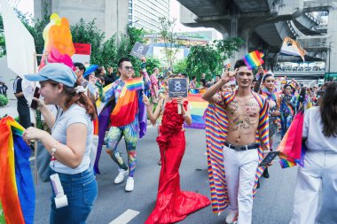 Bangkok, Tayland - 1 Haziran 2025 Bangkok Onur Festivali 2025, İnsanların kısa eylem ve atmosferi etkinliğe katılıyor. Cinsiyet farklılığı, yaş, ırk ya da din ayrımı yok.