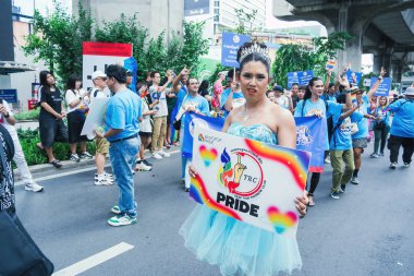 Bangkok, Tayland - 1 Haziran 2025 Bangkok Onur Festivali 2025, İnsanların kısa eylem ve atmosferi etkinliğe katılıyor. Cinsiyet farklılığı, yaş, ırk ya da din ayrımı yok.