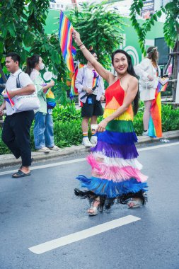 Bangkok, Tayland - 1 Haziran 2025 Bangkok Onur Festivali 2025, İnsanların kısa eylem ve atmosferi etkinliğe katılıyor. Cinsiyet farklılığı, yaş, ırk ya da din ayrımı yok.