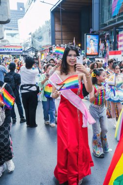 Bangkok, Tayland - 1 Haziran 2025 Bangkok Onur Festivali 2025, İnsanların kısa eylem ve atmosferi etkinliğe katılıyor. Cinsiyet farklılığı, yaş, ırk ya da din ayrımı yok.