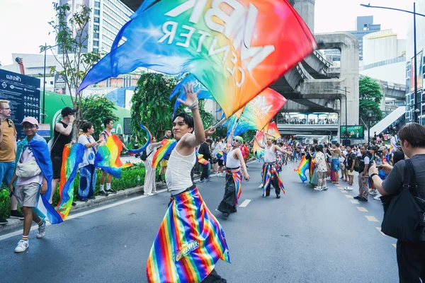 Bangkok, Tayland - 1 Haziran 2025 Bangkok Onur Festivali 2025, İnsanların kısa eylem ve atmosferi etkinliğe katılıyor. Cinsiyet farklılığı, yaş, ırk ya da din ayrımı yok.