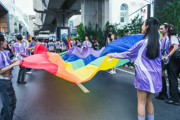 Bangkok, Tayland - 1 Haziran 2025 Bangkok Onur Festivali 2025, İnsanların kısa eylem ve atmosferi etkinliğe katılıyor. Cinsiyet farklılığı, yaş, ırk ya da din ayrımı yok.