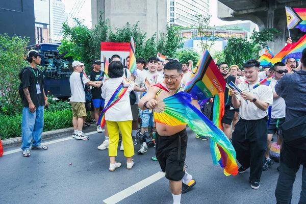 Bangkok, Tayland - 1 Haziran 2025 Bangkok Onur Festivali 2025, İnsanların kısa eylem ve atmosferi etkinliğe katılıyor. Cinsiyet farklılığı, yaş, ırk ya da din ayrımı yok.