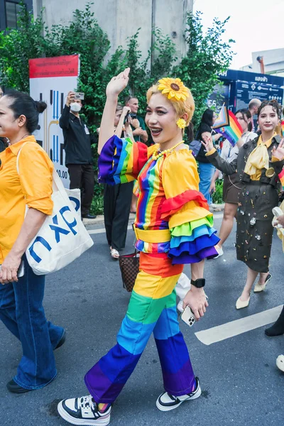 Bangkok, Tayland - 1 Haziran 2025 Bangkok Onur Festivali 2025, İnsanların kısa eylem ve atmosferi etkinliğe katılıyor. Cinsiyet farklılığı, yaş, ırk ya da din ayrımı yok.