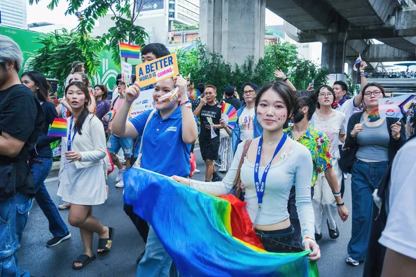 Bangkok, Tayland - 1 Haziran 2025 Bangkok Onur Festivali 2025, İnsanların kısa eylem ve atmosferi etkinliğe katılıyor. Cinsiyet farklılığı, yaş, ırk ya da din ayrımı yok.