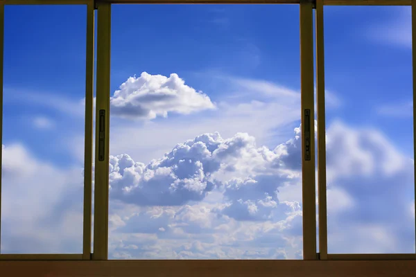 ท้องฟ้าสีฟ้าในหน้าต่าง — ภาพถ่ายสต็อก