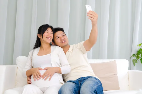 Asian pregnant couple — Stock Photo, Image